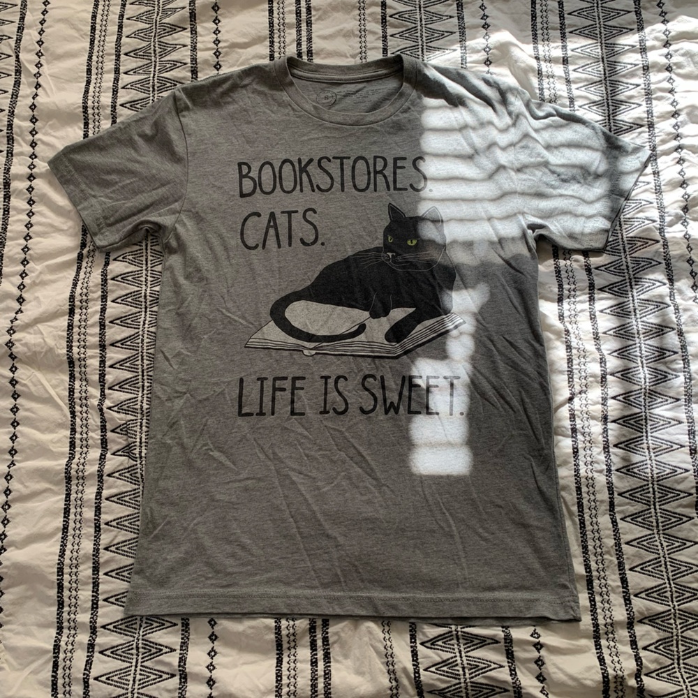 Out of Print | Bookstores and Cats Graphic Tee Size Small